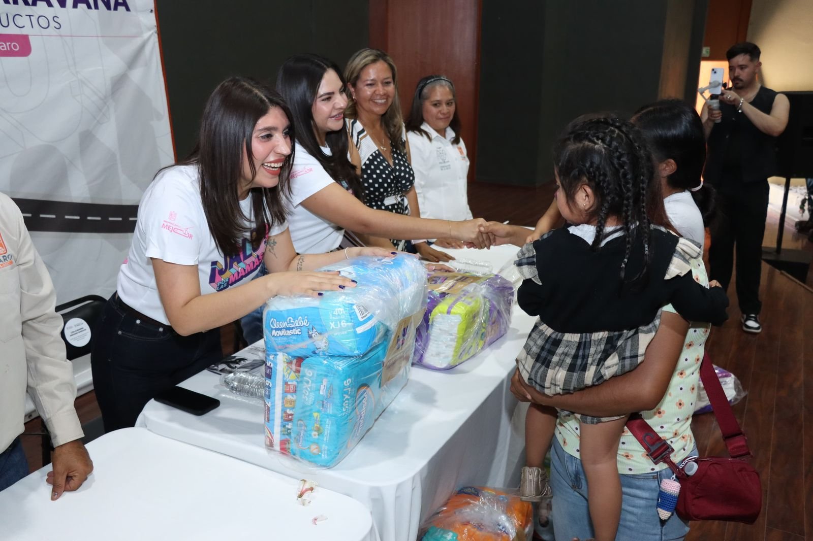 Caravana 'Jalo por las Mamás' arranca en Michoacán con la entrega de 36 mil pañales y servicios integrales