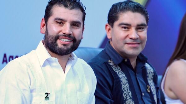 Octavio Ocampo y Pablo Varona Estrada junto a ciudadanos en espacio público durante el Segundo Informe de Gobierno en Huetamo, Michoacán