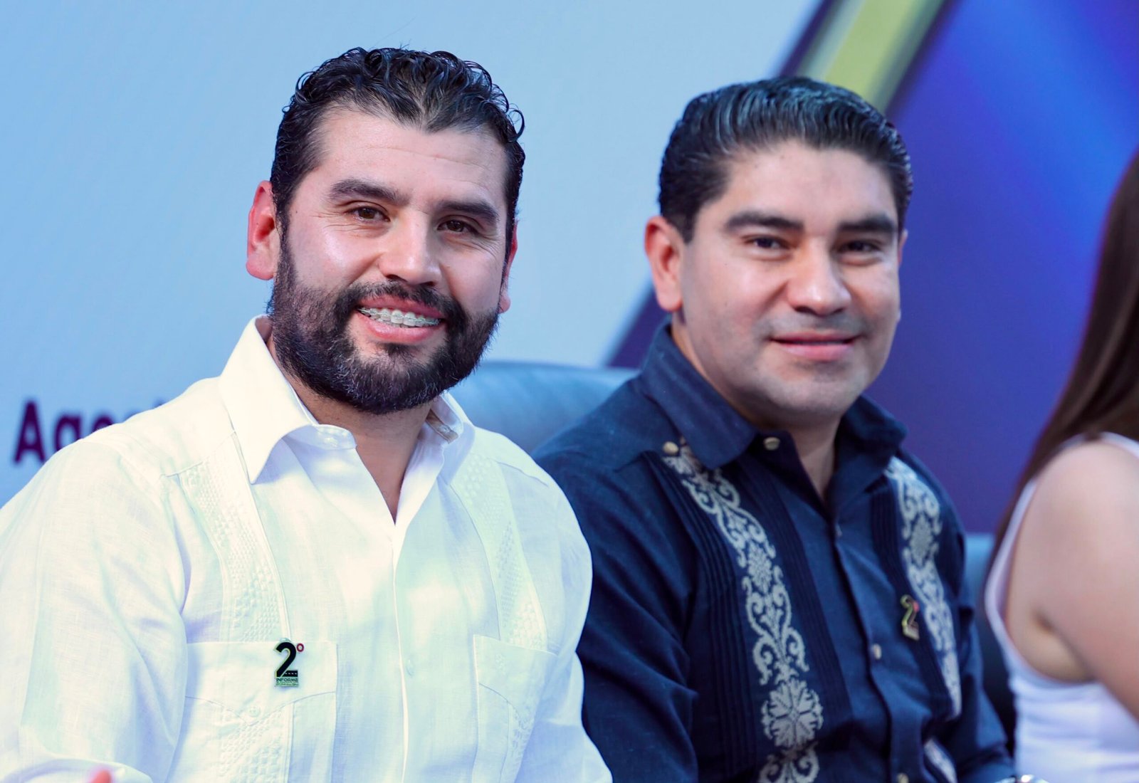 Octavio Ocampo y Pablo Varona Estrada junto a ciudadanos en espacio público durante el Segundo Informe de Gobierno en Huetamo, Michoacán