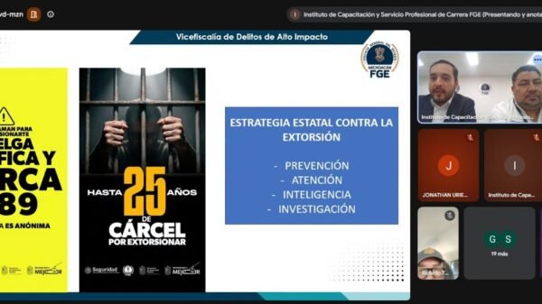 Captura de pantalla de sesión virtual de capacitación de la FGE sobre extorsión, con logotipo institucional y participantes en pantalla.