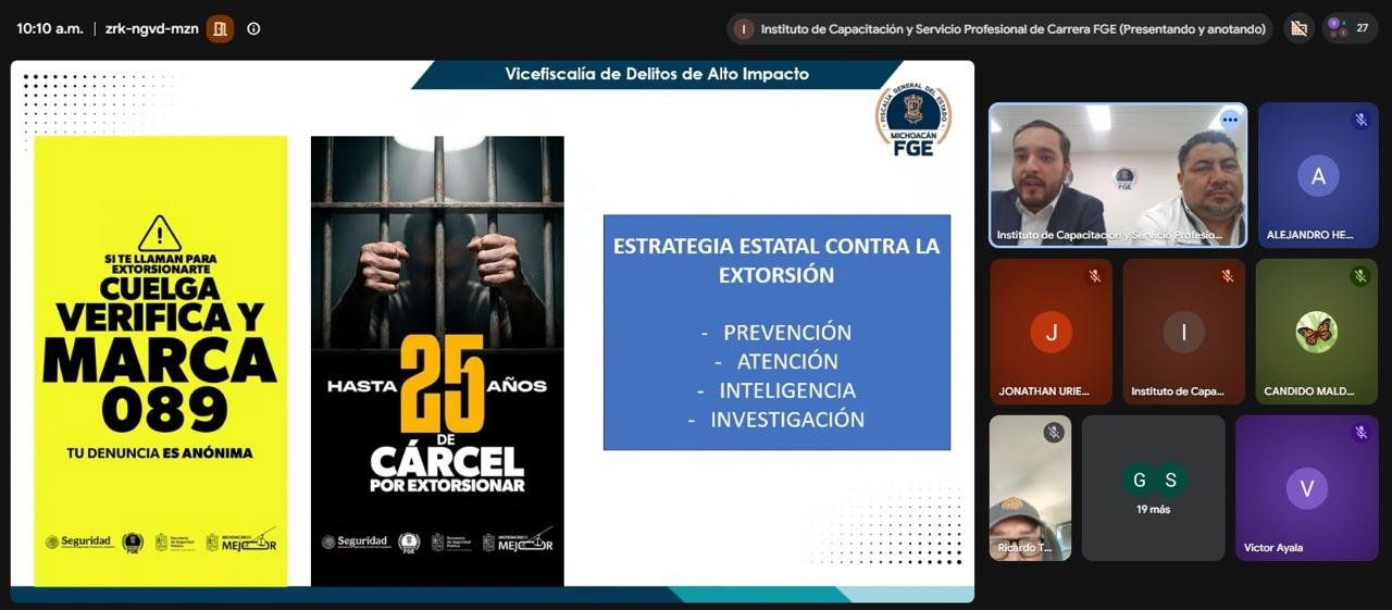 Captura de pantalla de sesión virtual de capacitación de la FGE sobre extorsión, con logotipo institucional y participantes en pantalla.