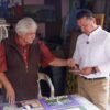Carlos Torres Piña caminando entre ciudadanos en una comunidad rural de Michoacán, en interacción cercana y sin cámaras visibles