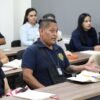 Grupo diverso de servidores públicos de la FGE Michoacán participando en una sesión práctica de Lengua de Señas Mexicana, en modalidad híbrida