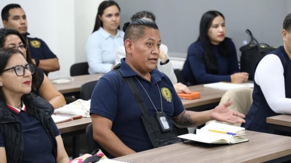 Grupo diverso de servidores públicos de la FGE Michoacán participando en una sesión práctica de Lengua de Señas Mexicana, en modalidad híbrida