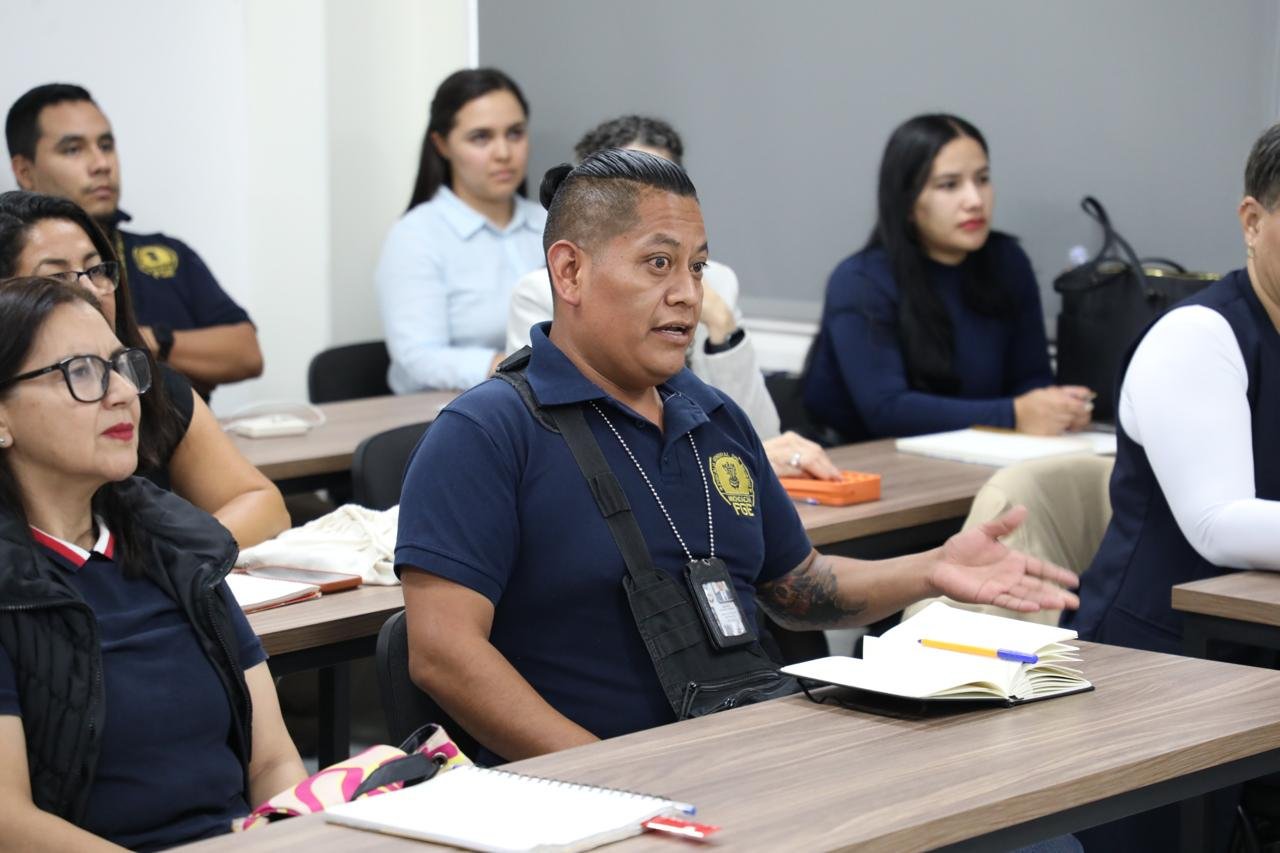 Grupo diverso de servidores públicos de la FGE Michoacán participando en una sesión práctica de Lengua de Señas Mexicana, en modalidad híbrida