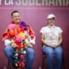Retrato cercano de Carlos Torres Piña conversando con ciudadanos en un entorno rural de Michoacán, con expresión atenta y gesto abierto