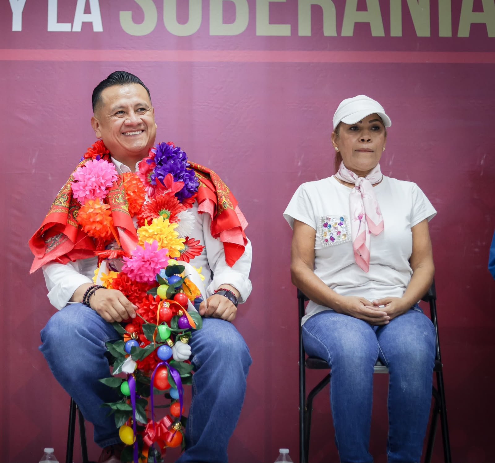 Retrato cercano de Carlos Torres Piña conversando con ciudadanos en un entorno rural de Michoacán, con expresión atenta y gesto abierto