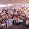 Multitud en Zitácuaro y otra en Zacapu con banderas y pancartas, donde Carlos Torres Piña habla desde un escenario ante miles de michoacanos