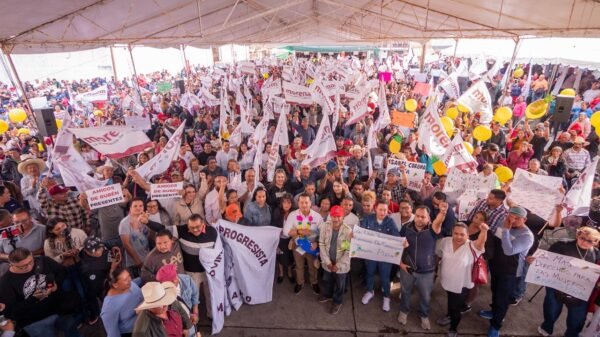 Multitud en Zitácuaro y otra en Zacapu con banderas y pancartas, donde Carlos Torres Piña habla desde un escenario ante miles de michoacanos