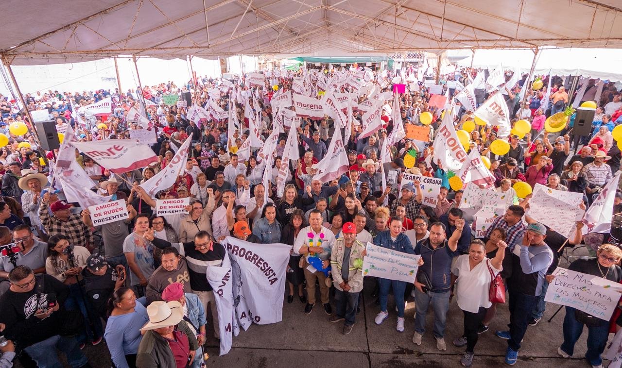 Multitud en Zitácuaro y otra en Zacapu con banderas y pancartas, donde Carlos Torres Piña habla desde un escenario ante miles de michoacanos