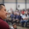 Retrato profesional de Carlos Torres Piña frente a tres íconos simbólicos: una balanza, un edificio legislativo y una carretera con manifestantes.
