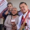 Carlos Torres Piña hablando ante un grupo de adultos mayores en Morelia, con bandera de México y logo de Pensiones del Bienestar visible
