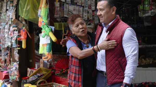 Ilustración simbólica de una balanza equilibrada con elementos comunitarios: manos unidas, una hoja de papel con cifras, y una escala con símbolos de justicia y diálogo