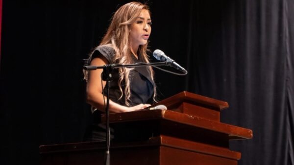 Diputada Grecia Aguilar Mercado frente al Congreso del Estado de Michoacán, acompañada de jóvenes en un acto de participación ciudadana