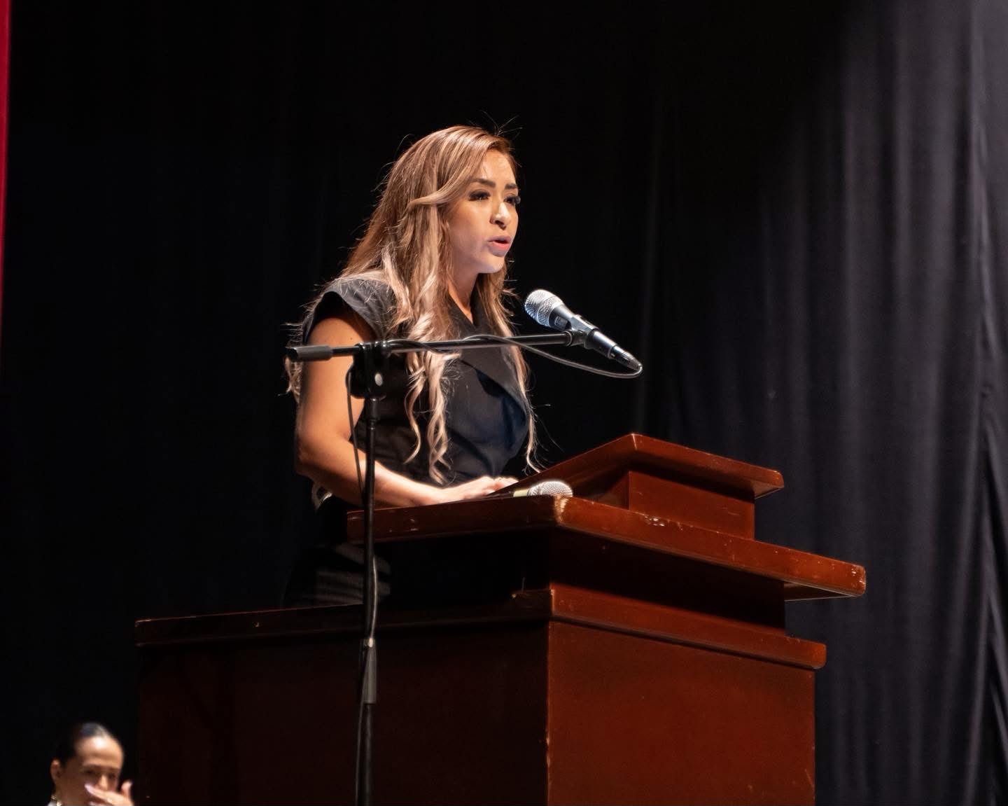 Diputada Grecia Aguilar Mercado frente al Congreso del Estado de Michoacán, acompañada de jóvenes en un acto de participación ciudadana