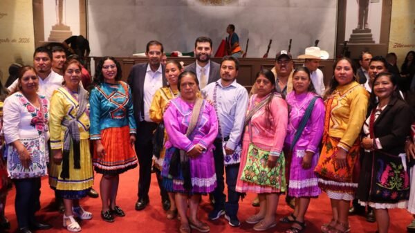 Diputado Octavio Ocampo junto a representantes mazahuas recibiendo la Condecoración Suprema Junta Nacional Americana 2026 en Zitácuaro, Michoacán