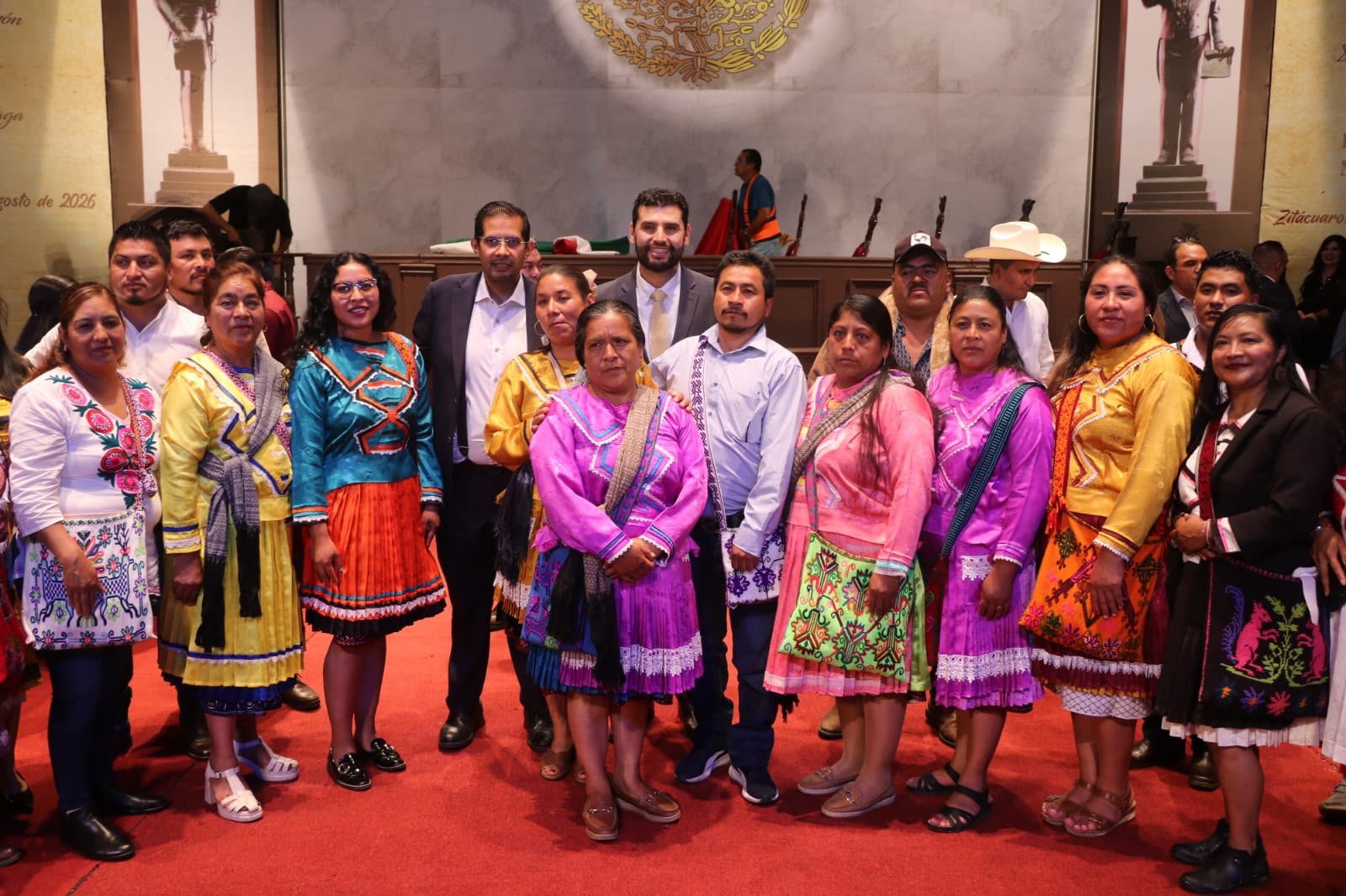 Diputado Octavio Ocampo junto a representantes mazahuas recibiendo la Condecoración Suprema Junta Nacional Americana 2026 en Zitácuaro, Michoacán