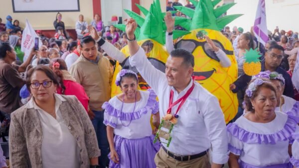 Fotografía de Carlos Torres Piña en diálogo con distintos grupos: artesanos, jóvenes, personas mayores y miembros de colectivos LGBTTTIQ+ en diversos municipios de Michoacán