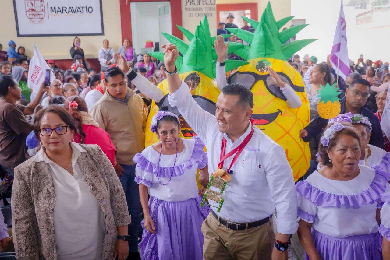 Fotografía de Carlos Torres Piña en diálogo con distintos grupos: artesanos, jóvenes, personas mayores y miembros de colectivos LGBTTTIQ+ en diversos municipios de Michoacán