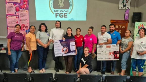Fiscal Especializada Elisa Arizema Reyes Saavedra explica materiales sobre delitos contra animales a autoridades municipales en sesión de capacitación en Tepalcatepec, Michoacán