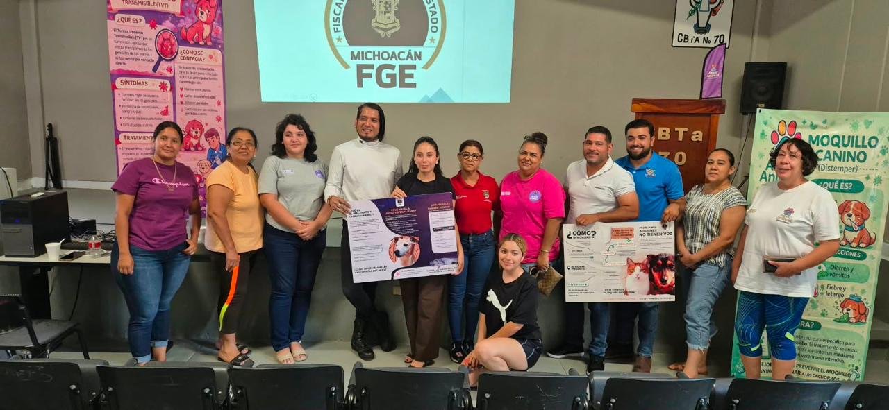 Fiscal Especializada Elisa Arizema Reyes Saavedra explica materiales sobre delitos contra animales a autoridades municipales en sesión de capacitación en Tepalcatepec, Michoacán