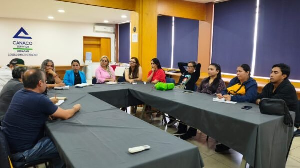 Fiscal Especializada Elisa Arizema Reyes Saavedra y miembros del Colectivo Estatal de Animalistas en reunión de coordinación en Morelia, Michoacán
