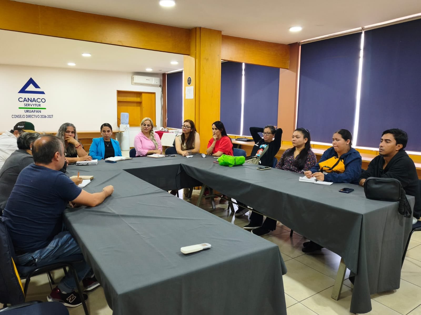 Fiscal Especializada Elisa Arizema Reyes Saavedra y miembros del Colectivo Estatal de Animalistas en reunión de coordinación en Morelia, Michoacán