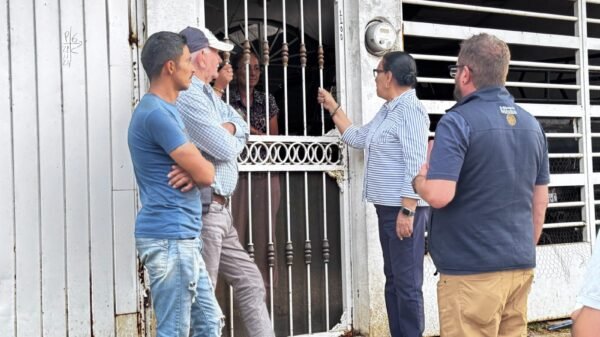 Carlos Torres Piña hablando ante vecinos de Los Reyes, Michoacán, durante un evento comunitario con presencia de la secretaria de Gobernación