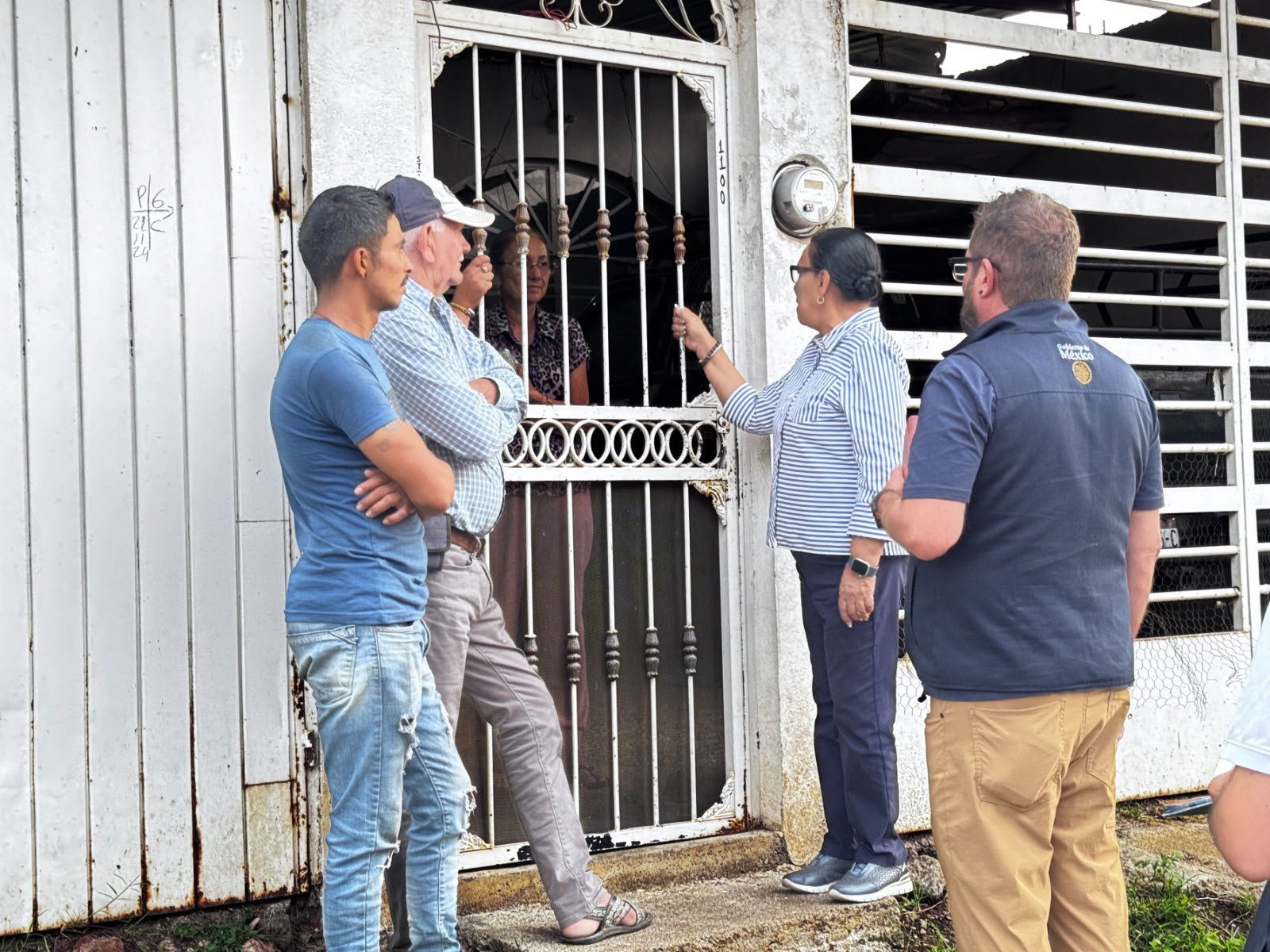Carlos Torres Piña hablando ante vecinos de Los Reyes, Michoacán, durante un evento comunitario con presencia de la secretaria de Gobernación