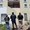 Perro dóberman siendo resguardado por personal de la Fiscalía General del Estado de Michoacán durante operativo en Morelia