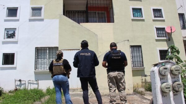 Perro dóberman siendo resguardado por personal de la Fiscalía General del Estado de Michoacán durante operativo en Morelia