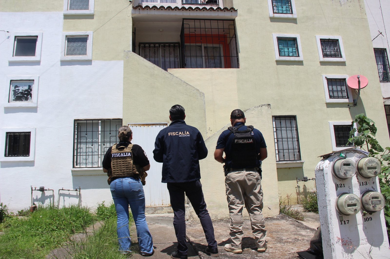 Perro dóberman siendo resguardado por personal de la Fiscalía General del Estado de Michoacán durante operativo en Morelia