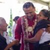 Fotografía de miembros de una comunidad originaria trabajando juntos en la construcción de una infraestructura comunitaria, con herramientas y materiales visibles
