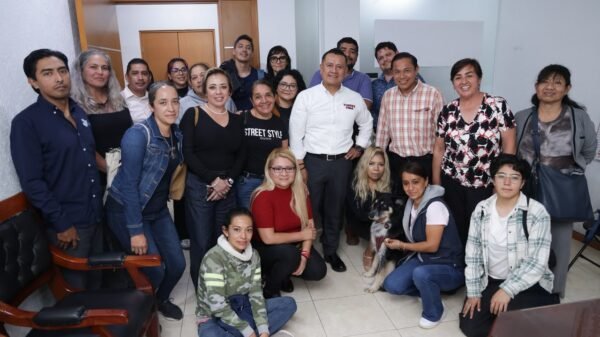 Carlos Torres Piña en diálogo con activistas y representantes de refugios animalistas durante reunión en Morelia, Michoacán, el 24 de agosto de 2026