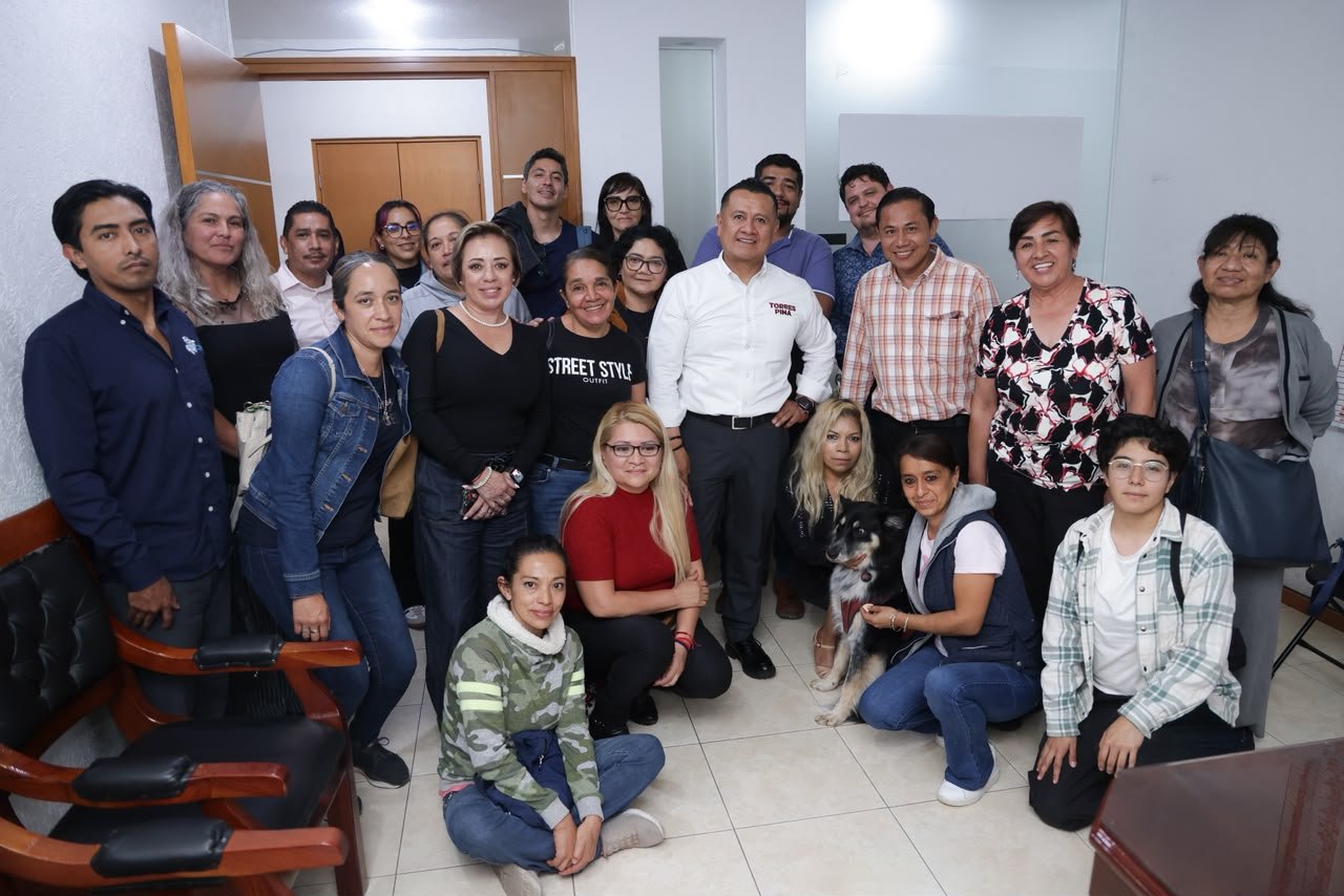 Carlos Torres Piña en diálogo con activistas y representantes de refugios animalistas durante reunión en Morelia, Michoacán, el 24 de agosto de 2026