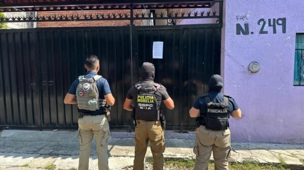 Agentes de la Fiscalía General de Michoacán realizando cateos en domicilios de Morelia, con evidencia de drogas decomisadas