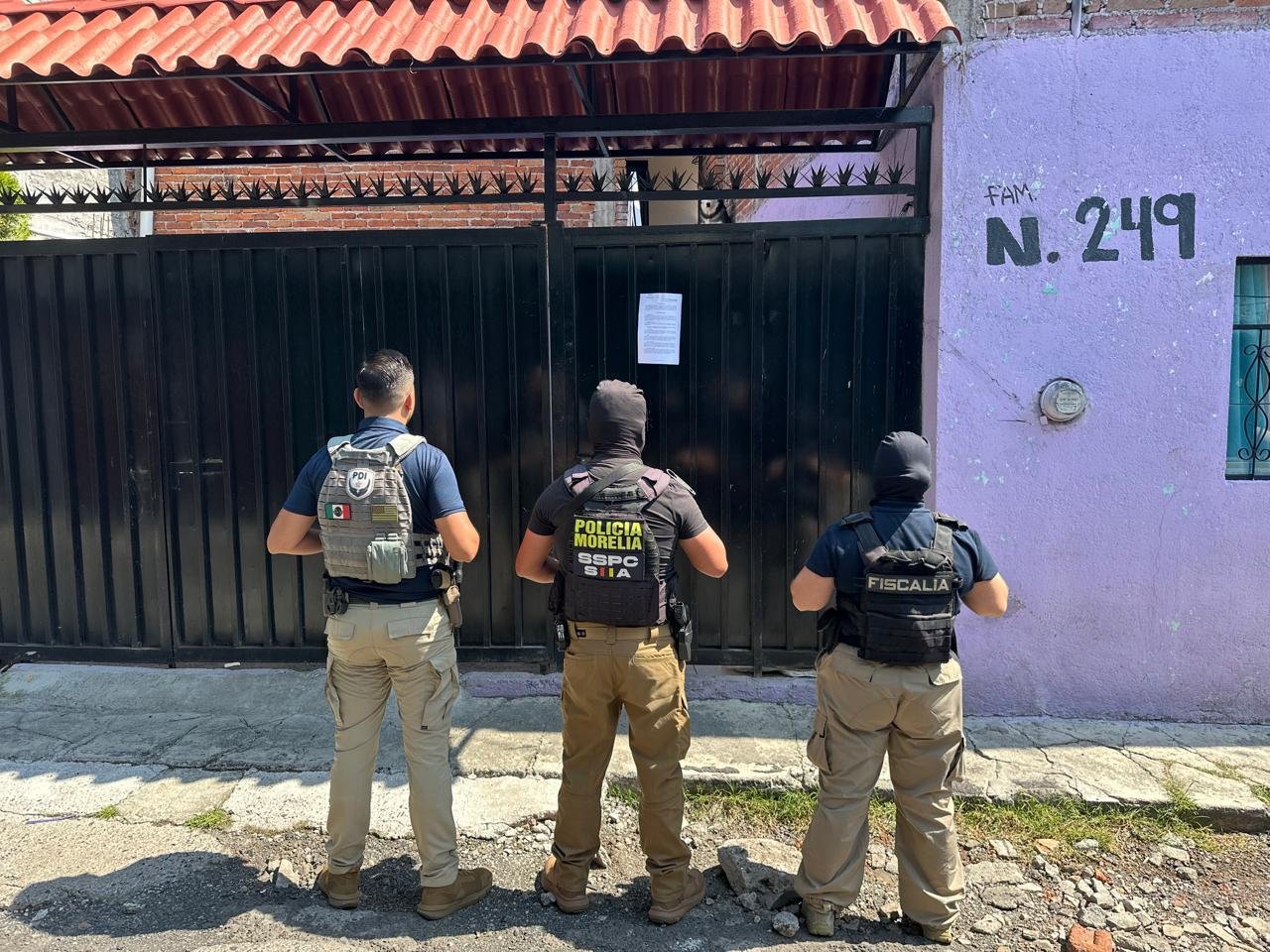 Agentes de la Fiscalía General de Michoacán realizando cateos en domicilios de Morelia, con evidencia de drogas decomisadas