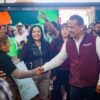 Fotografía de Carlos Torres Piña en diálogo con habitantes de un municipio pequeño de Michoacán, rodeado de paisaje rural y presencia comunitaria