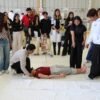 Grupo de estudiantes de la UMSNH observando una demostración de la Unidad Canina K9 en instalaciones de la FGE en Morelia, Michoacán