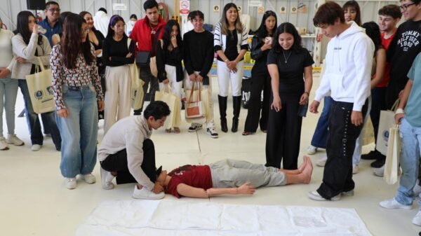Grupo de estudiantes de la UMSNH observando una demostración de la Unidad Canina K9 en instalaciones de la FGE en Morelia, Michoacán