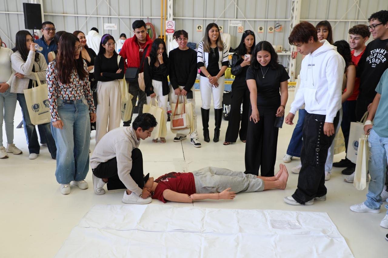 Grupo de estudiantes de la UMSNH observando una demostración de la Unidad Canina K9 en instalaciones de la FGE en Morelia, Michoacán