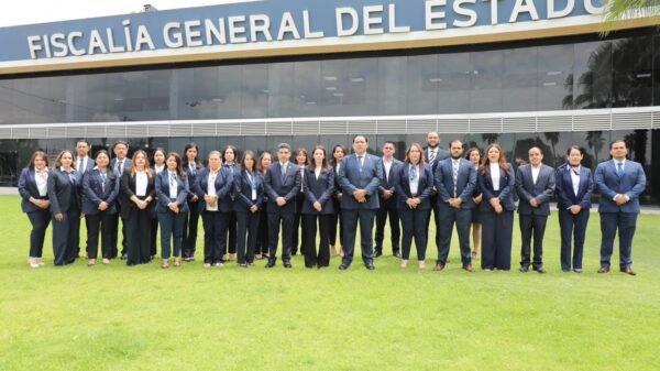 Logotipo de la Fiscalía General del Estado de Michoacán junto a gráficos que muestran reducción de rezago y cobertura de supervisión