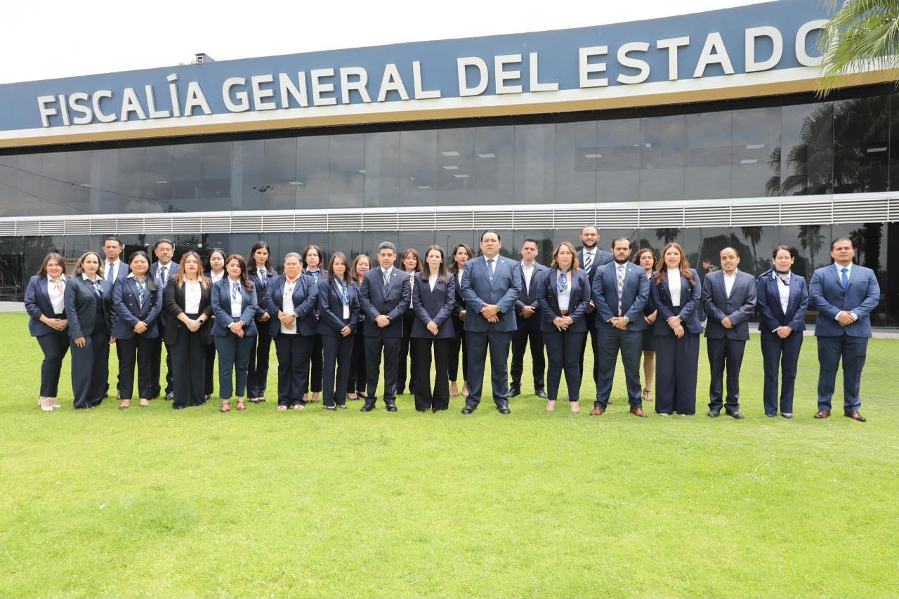 Logotipo de la Fiscalía General del Estado de Michoacán junto a gráficos que muestran reducción de rezago y cobertura de supervisión
