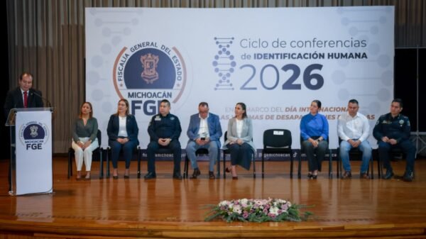 Israel Vega Rodríguez, Encargado de Despacho de la FGE Michoacán, hablando ante un auditorio durante la inauguración del Ciclo de Conferencias de Identificación Humana en Morelia.