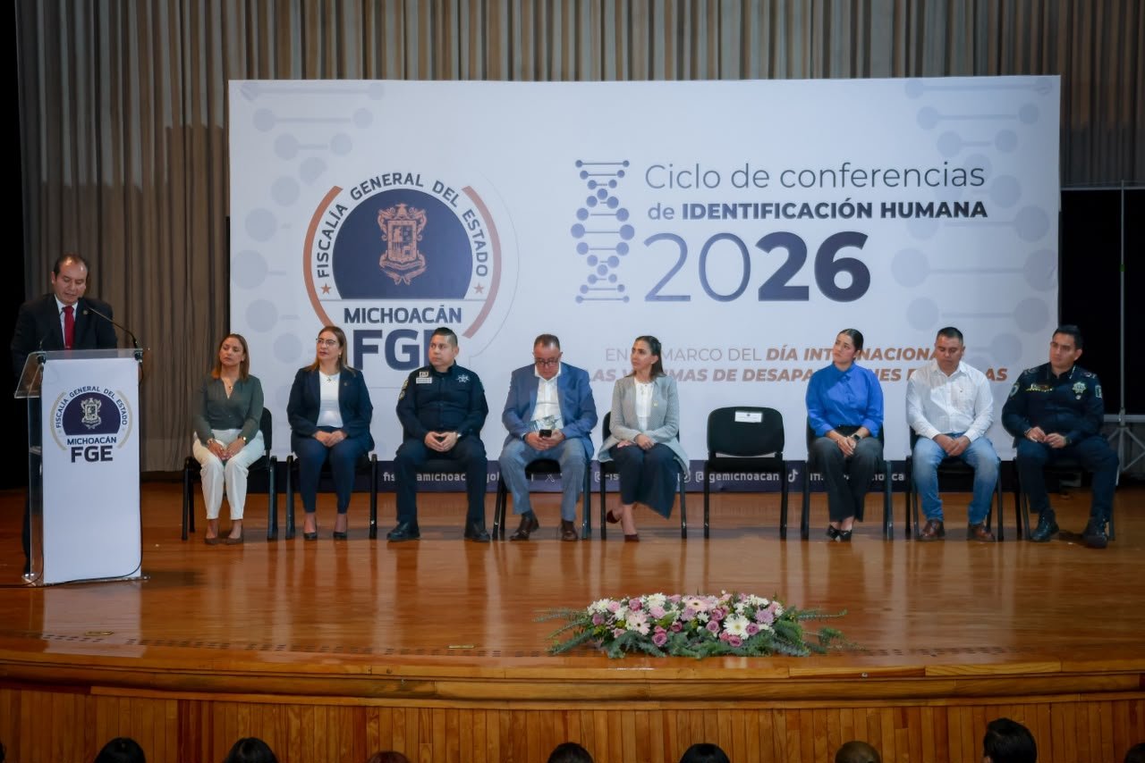 Israel Vega Rodríguez, Encargado de Despacho de la FGE Michoacán, hablando ante un auditorio durante la inauguración del Ciclo de Conferencias de Identificación Humana en Morelia.
