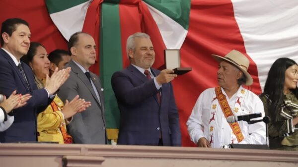 Ceremonia en Zitácuaro donde autoridades del Congreso de Michoacán entregan la Condecoración 'Suprema Junta Nacional Americana' a representantes mazahuas con autogobierno