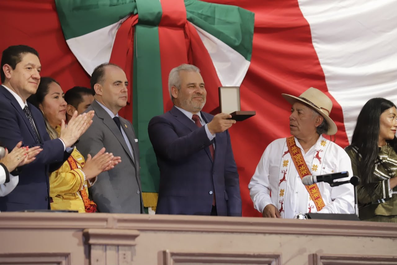 Ceremonia en Zitácuaro donde autoridades del Congreso de Michoacán entregan la Condecoración 'Suprema Junta Nacional Americana' a representantes mazahuas con autogobierno