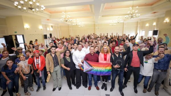 Carlos Torres Piña en diálogo con integrantes de colectivos LGBTTTIQ+ durante un foro comunitario en Morelia, Michoacán, el 23 de agosto de 2026