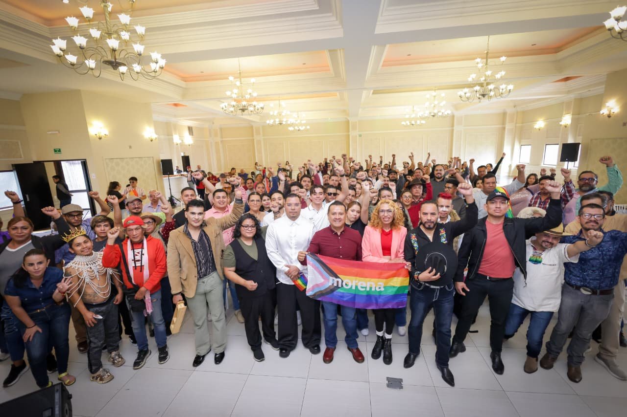 Carlos Torres Piña en diálogo con integrantes de colectivos LGBTTTIQ+ durante un foro comunitario en Morelia, Michoacán, el 23 de agosto de 2026