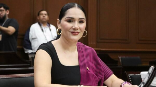 Diana Espinoza Mercado, diputada presidenta de la Comisión de Asuntos Electorales, hablando ante el Congreso del Estado de Michoacán sobre la reforma electoral